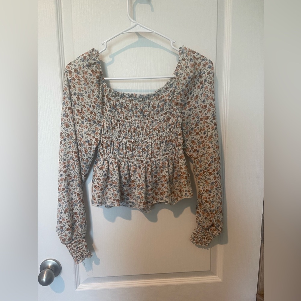 Ultra Flirt Women’s Size Small White Floral Dress Up Shirt.